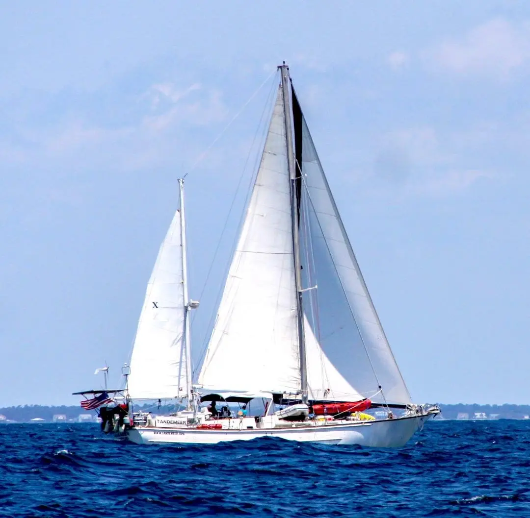 Sailing Tandemeer on a wide starboard tack under full sail