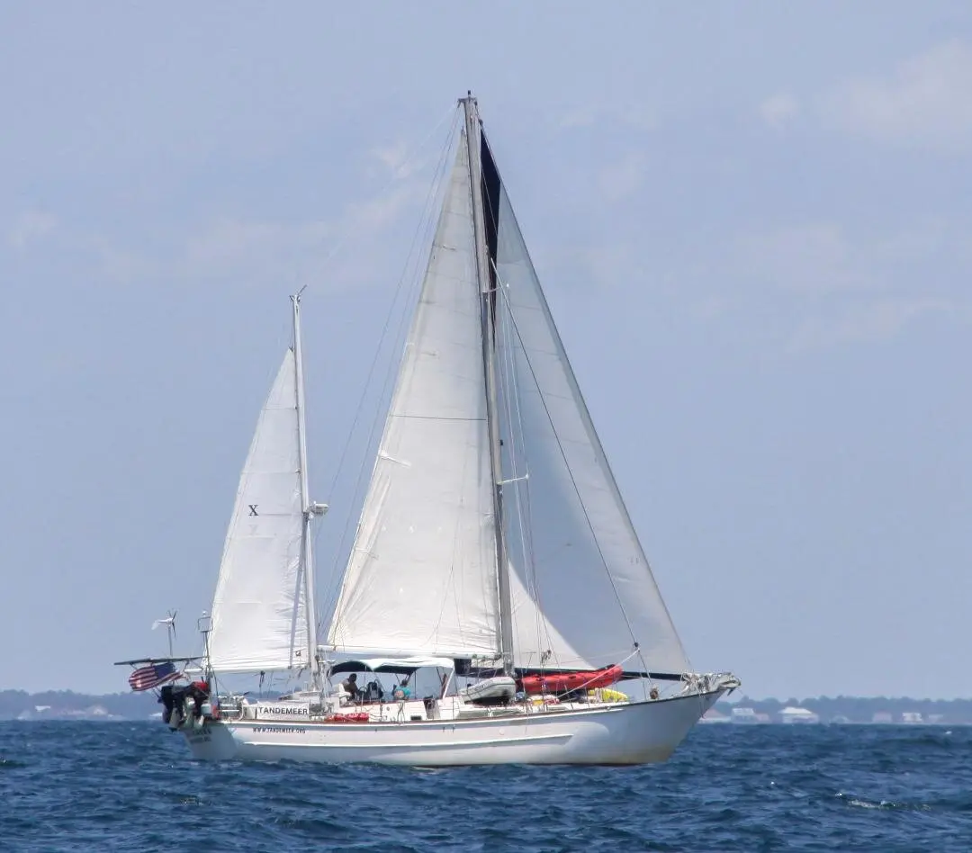 Tandemeer sailing yacht cutting through the water under full sail