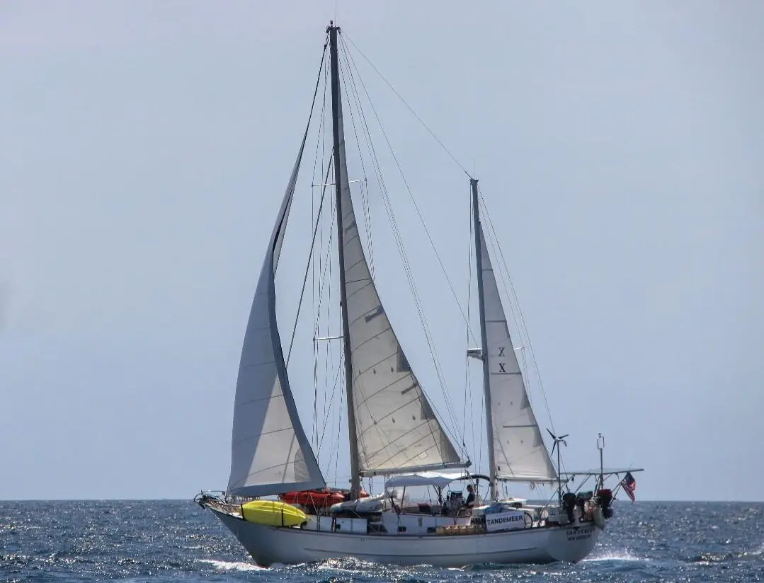 Tandemeer heeling under full sail on a clear day