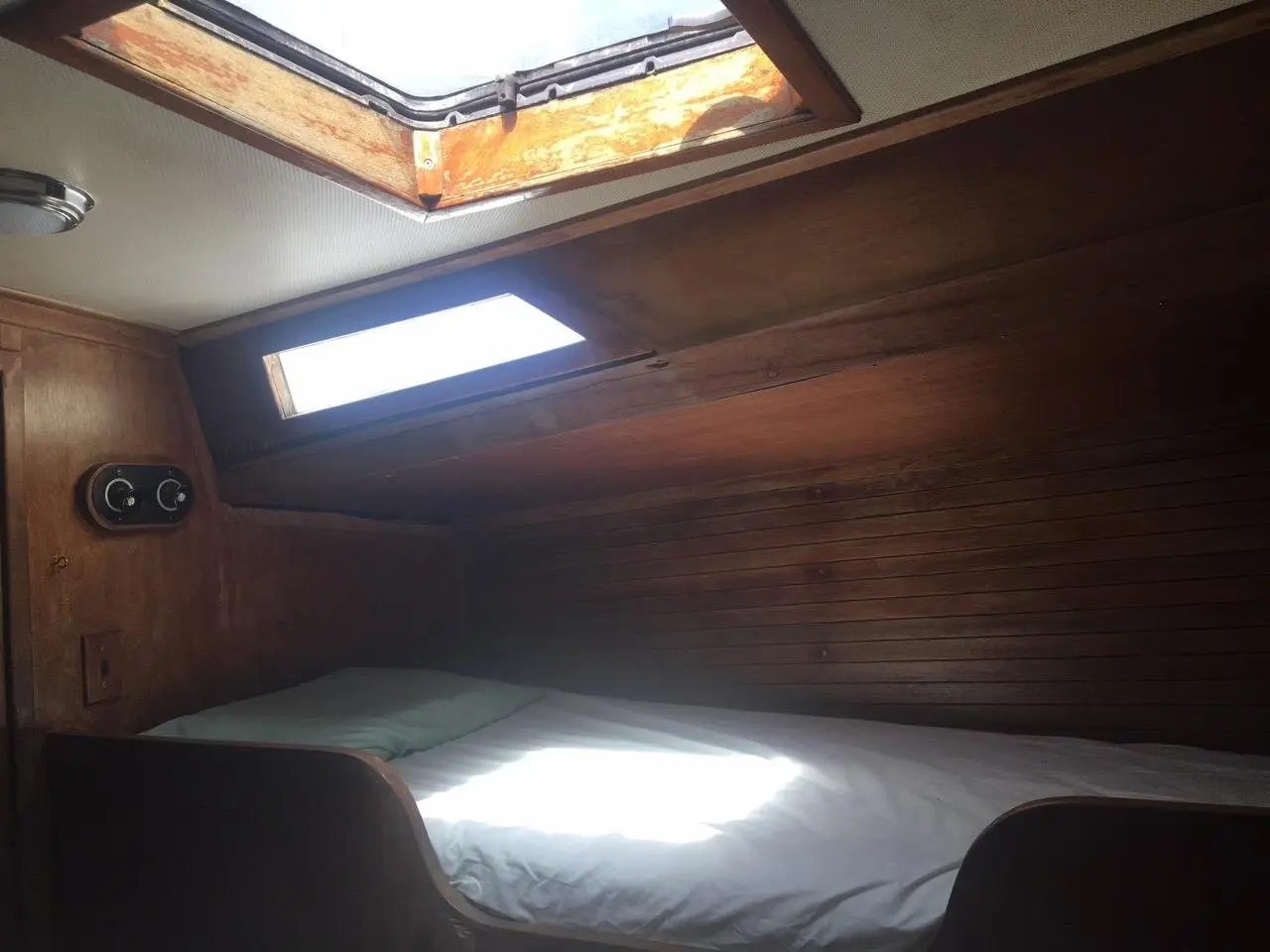 Port forward cabin with comfortable bedding
