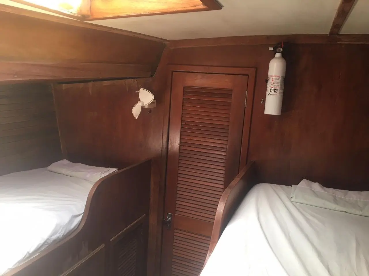 Port forward cabin with ensuite below deck