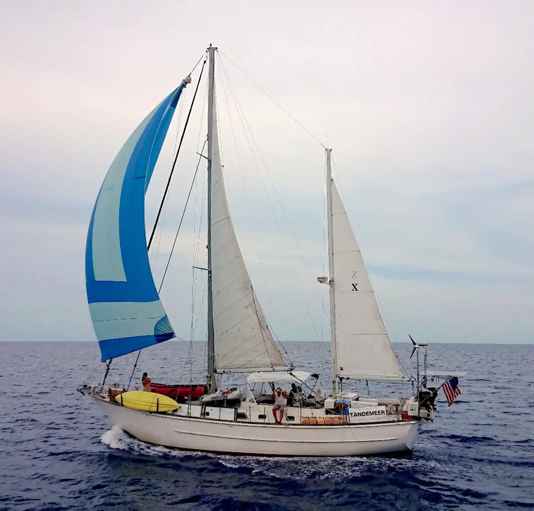 Tandemeer under full sail with spinnaker, wide shot
